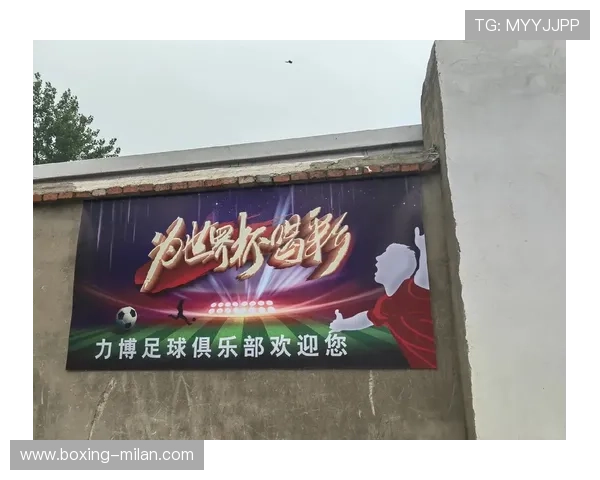 女子与两位足球球星合影留念展现激情瞬间与友谊情谊